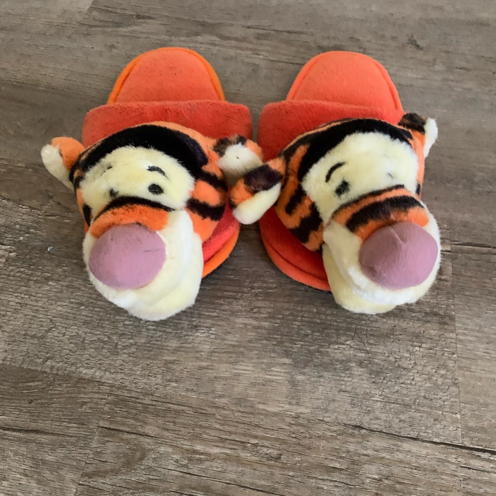 Cute Tigger Slippers! Big Girls size 4/ Women’s size 6.